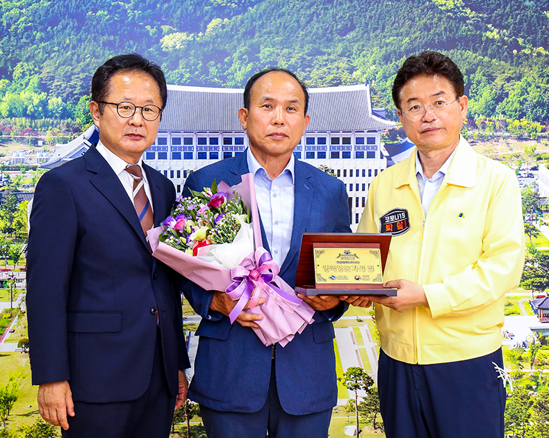 대구경북지방병무청은 경상북도와 병역명문가 선양사업의 일환으로 병역명문가 문패 달아주기 기념행사를 실시했다.(8월 25일, 경상북도청)
