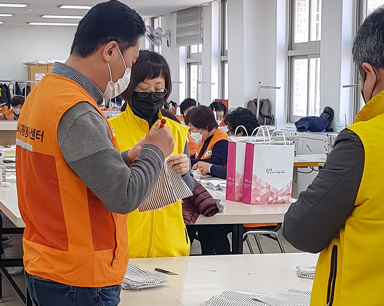 경인청은 ‘희망 바이러스 전파’의 일환으로 취약계층을 위한 마스크 만들기 사회봉사활동을 진행했다.<br> (3월 16일)