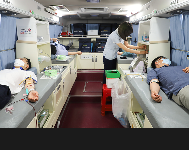 코로나19 장기화에 따른 혈액 수급난 해소를 위하여 직원들이 단체헌혈에 동참했다.<br>(6월 11일, 광주전남지방병무청)