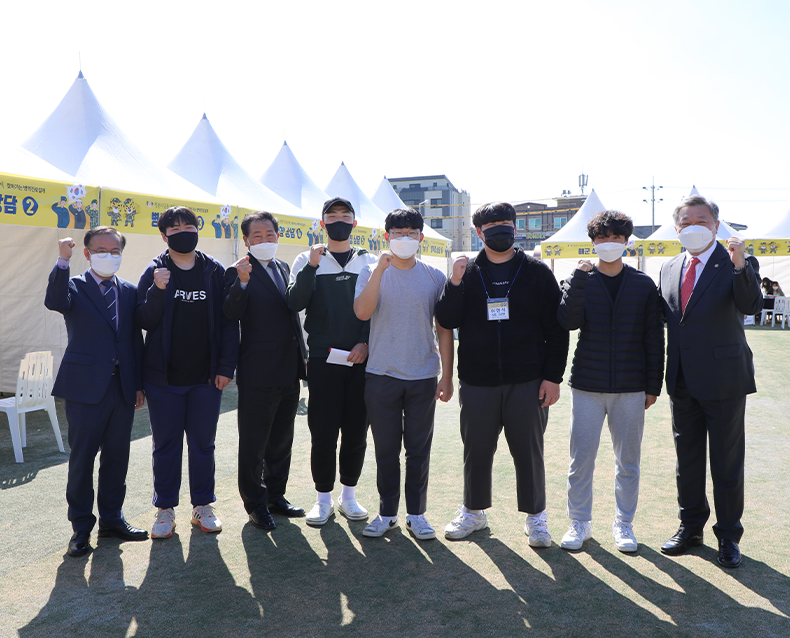 찾아가는 병역진로설계서비스 현장 방문
                    정석환 병무청장은 제주 한림공업고등학교를 방문해 ‘찾아가는 병역진로설계서비스’ 행사장에서 상담받는 학생들과 소통했다. (10월 26일, 한림공업고등학교)
                   