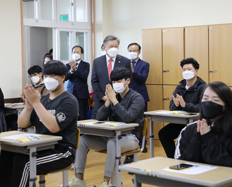 찾아가는 병역진로설계서비스 현장 방문
                    정석환 병무청장은 제주 한림공업고등학교를 방문해 ‘찾아가는 병역진로설계서비스’ 행사장에서 상담받는 학생들과 소통했다. (10월 26일, 한림공업고등학교)
                   