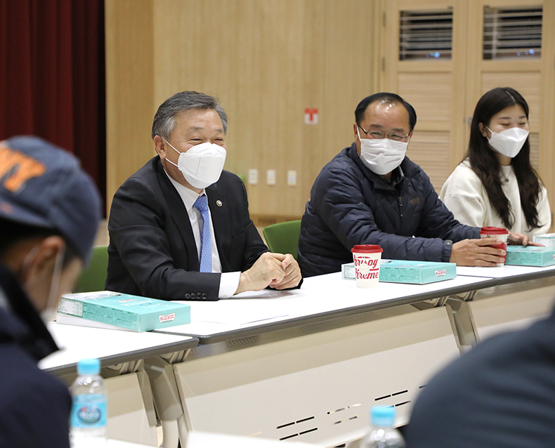 복무지도관 소통간담회
                    정석환 병무청장은 국립대전숲체원에서 진행된 사회복무요원 복무지도관 힐링프로그램에 참석해 복무지도관과 소통하고, 격려하는 시간을 가졌다. (11월 10일, 국립대전숲체원)
                   