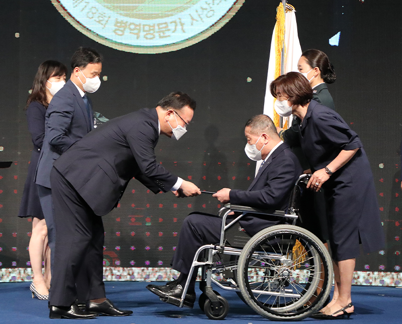 정석환 병무청장은 백범김구기념관에서 열린 제18회 병역명문가 시상식에서 문재인 대통령의 축하 메시지를 대독하고 수상자들과 함께 기념촬영을 했다. (6월 29일, 백범김구기념관)
                    