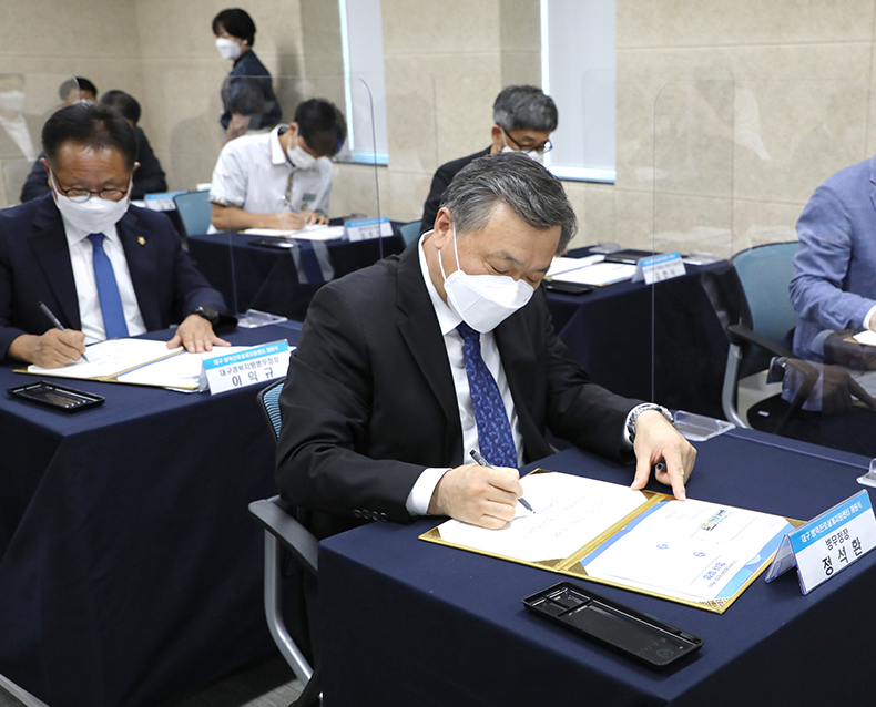 정석환 병무청장은 대구 병역진로설계지원센터 개원식이 참석해 축하를 하고 병역진로 설계를 받은 학생과 기념촬영을 했다. (7월 20일, 대구 병역진로설계지원센터)
                    