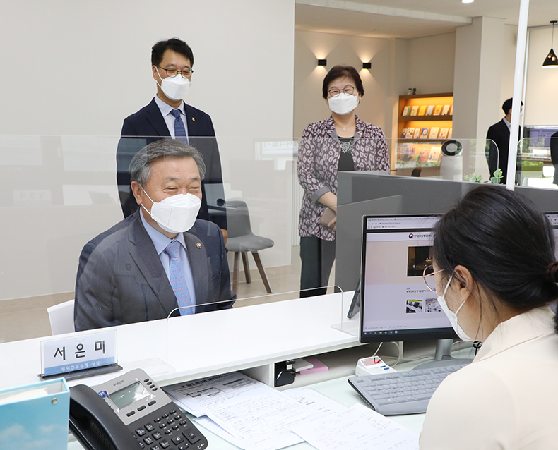 정석환 병무청장은 광주 병역진로설계지원센터 개원식에 참석해 축하를 하고 테이프 컷팅식을 했다. (7월 23일, 광주 병역진로설계지원센터)
                    