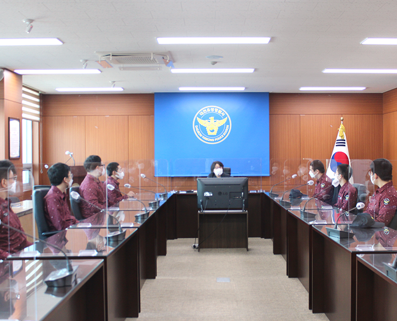 사회복무요원 격려 및 애로사항 청취
                    대전충남지방병무청은 유성경찰서를 방문하여, 지역주민의 안전한 생활을 위해 성실하게 복무중인 사회복무요원을 격려하고 애로사항을 청취했다. (12월 6일, 대전유성경찰서)
                   