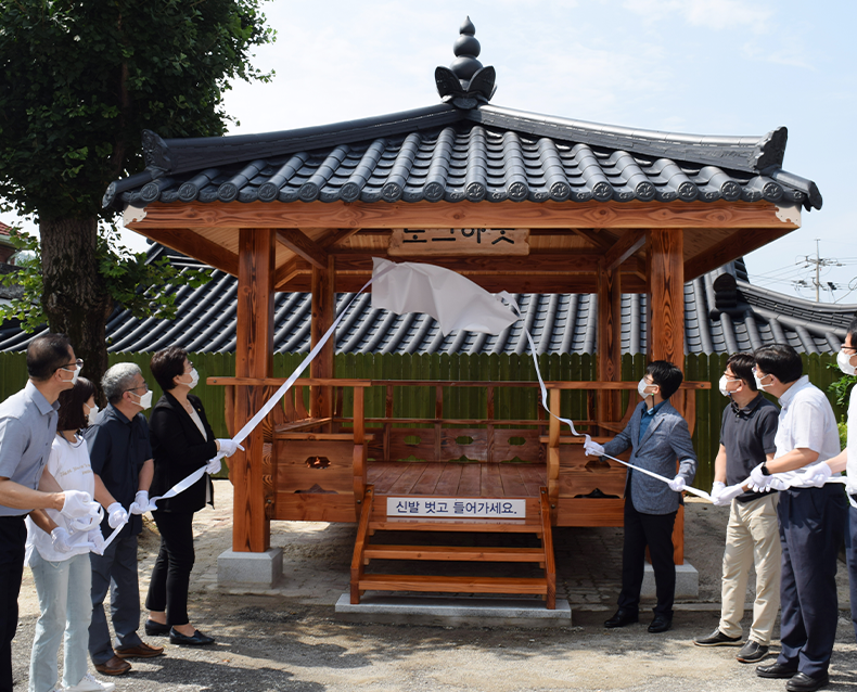 직원쉼터 ‘로그아웃’ 현판식 행사
                    직원 쉼터 ‘로그아웃’(잠시나마 업무를 잊고 쉰다) 현판식 행사를 진행했다.
                    (7월 2일, 전북지방병무청 뒤편)
                   