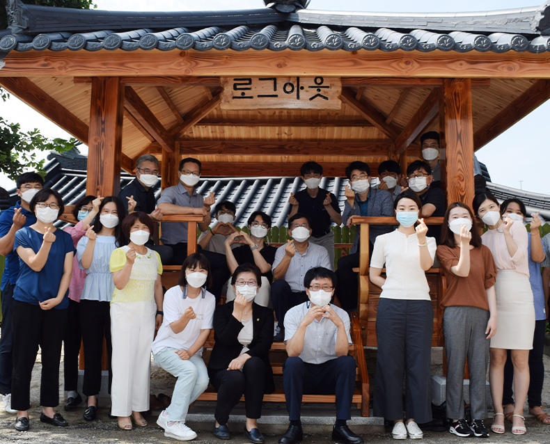 직원쉼터 ‘로그아웃’ 현판식 행사
                    직원 쉼터 ‘로그아웃’(잠시나마 업무를 잊고 쉰다) 현판식 행사를 진행했다.
                    (7월 2일, 전북지방병무청 뒤편)
                   