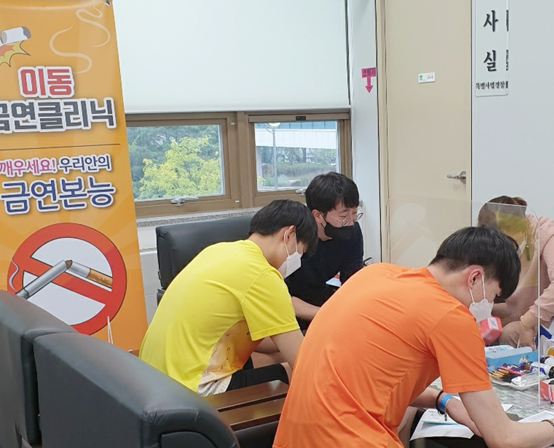 보건소와 함께 수검자 금연클리닉 서비스
                    김용진 경남지방병무청장은 창원보건소와 협업하여 병역판정검사장에서 수검자들에게 건강증진(금연클리닉) 서비스를 제공했다.
                    (8월 5일, 경남지방병무청 병역판정검사장)
                   