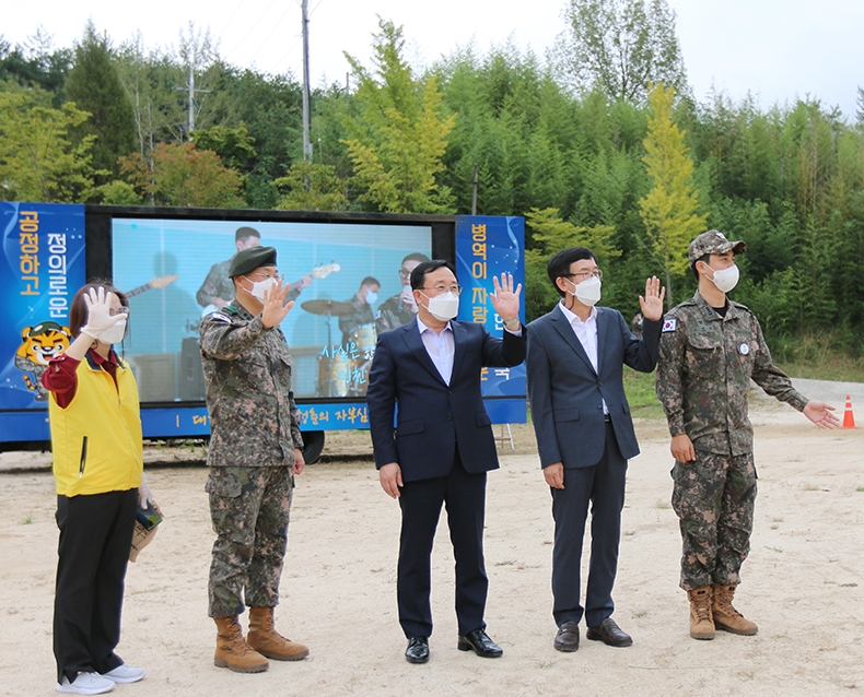 39사단 현역병 입영문화제
                    김용진 경남지방병무청장이 드라이브스루 방식으로 진행된 입영문화제에서 입영자들을 격려하고 있다.
                    (9월 28일, 합천동원훈련장)
                   