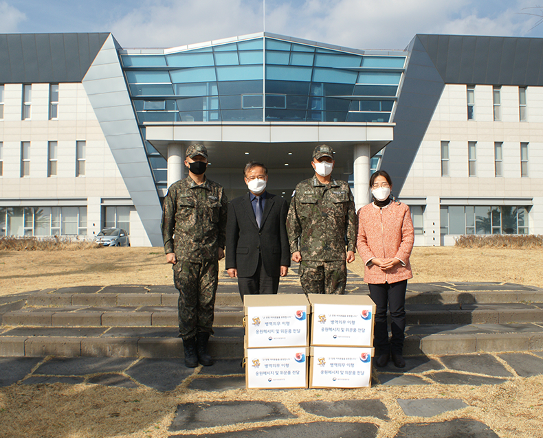 병역이행 응원메시지 및 위문품 전달
                    제주지방병무청은 해군 제7기동전단을 찾아가 병역이행 응원메시지와 위문품을 전달하고 군 장병들에 대한 감사의 마음을 전했다.
                    (12월 20일, 해군 제7기동전단)
                   