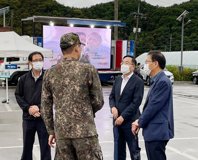 12사단 비대면 입영문화제 개최
                    강원영동병무지청은 입영을 축하하고 격려하기 위해 비대면 입영문화제를 개최했다. 
                    (10월 5일, 12사단 신병교육대대)
                   