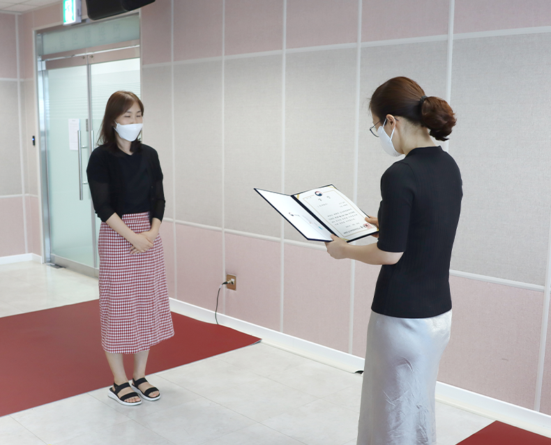  제 1회 My-Job Idea 경진대회 개최
                    우수 아이디어 발굴로 제안활성화 문화조성을 위해 우수 직원을 표창했다.
                    (6월 22일, 대체역심사위원회)
                   
