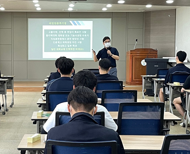 취업맞춤특기병 모집 설명회 
                    부산지방병무청은 한국폴리텍대학 동부산캠퍼스 재학생 대상으로 취업맞춤특기병 모집 설명회를 실시했다. 
                    (6월 23일, 한국폴리텍대학 동부산캠퍼스)
                   