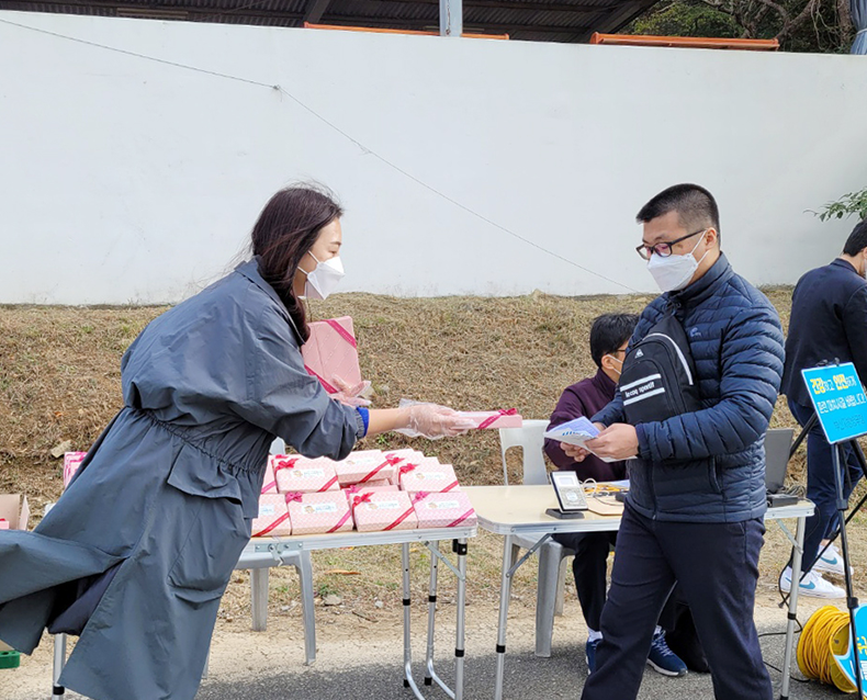 제53사단 현역병 입영문화제 개최
                    부산지방병무청은 코로나19 상황을 고려하여 제53사단에서 “현역병 입영문화제”를 드라이브 스루 방식으로 개최했다.
                    (11월 9일, 제53사단)
                   