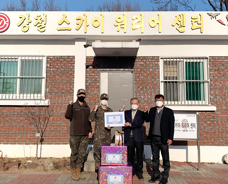 병역의무이행 응원메시지 군부대 전달
                    대구경북지방병무청은 ‘21. 10. 1. ~ 11. 14. 접수한 병역의무 이행 응원메시지를 제2작전사령부, 제50보병사단, 201신속대응여단, 제11전투비행단을 방문하여 전달했다.
                    (12월 15일 ~ 24일, 대구시 소재 군 부대)
                   