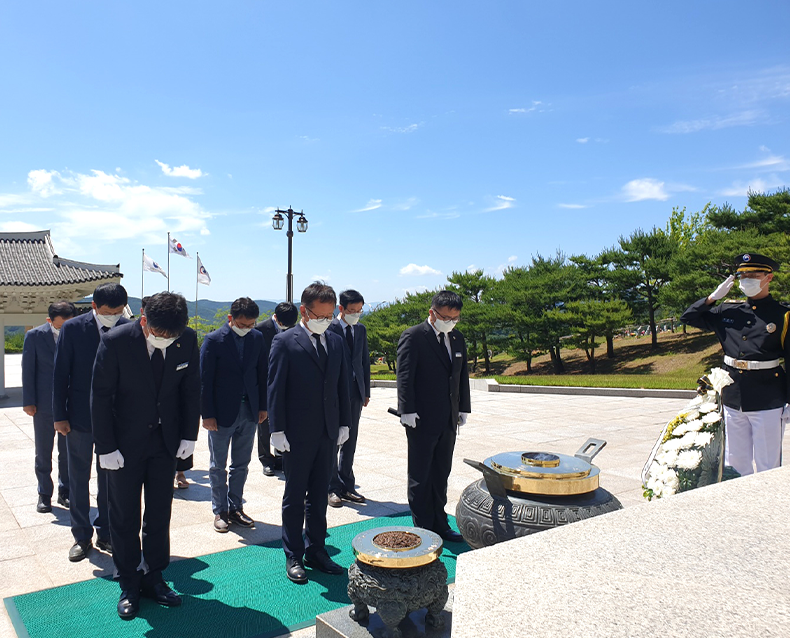 호국보훈의 달을 맞아 영천호국원 참배
                    호국보훈의 달을 맞아 나라를 위해 산화하신 선열들의 값진 희생정신을 기리며 영천호국원을 찾아 참배했다.
                    (6월 4일, 국립영천호국원)
                   