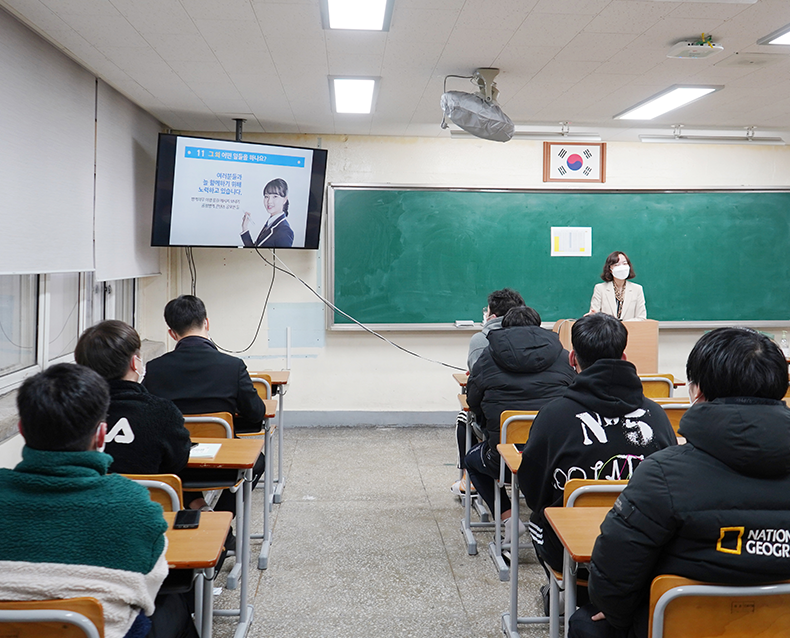  수원 수성고 방문 병무행정 설명회 실시
                    경인지방병무청은 수원 수성고를 방문하여 수능을 마친 고3 학생들을 대상으로 병무행정 설명회를 실시하여 병역이행과정 등을 소개했다.
                    (11월 30일, 수원 수성고등학교)
                   