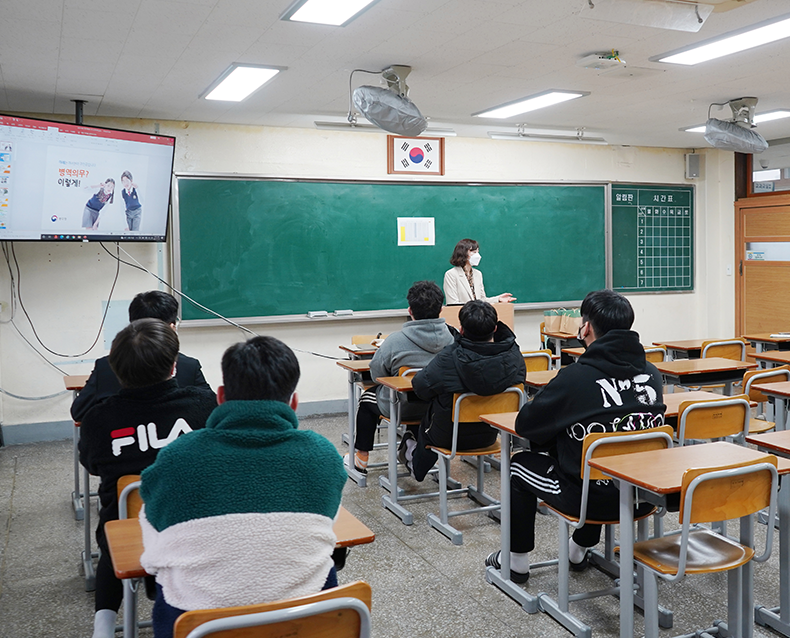  수원 수성고 방문 병무행정 설명회 실시
                    경인지방병무청은 수원 수성고를 방문하여 수능을 마친 고3 학생들을 대상으로 병무행정 설명회를 실시하여 병역이행과정 등을 소개했다.
                    (11월 30일, 수원 수성고등학교)
                   