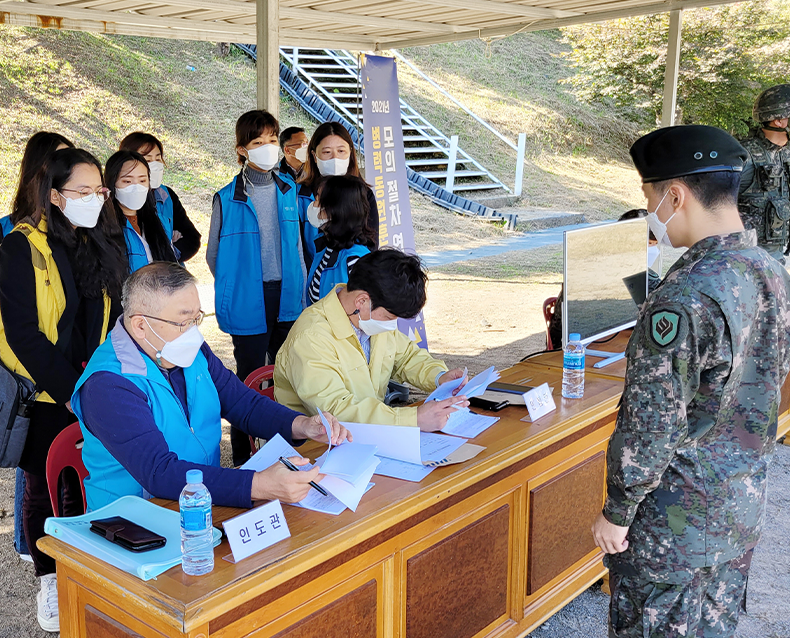 병력동원훈련 모의 절차연습 실시
                    ’22년 훈련 재개 대비 훈련경험이 없는 직원들을 
                    대상으로 병력동원훈련 모의 절차연습을 실시했다. 
                    (10월 21일, 31사단 503여단 6대대)
                   