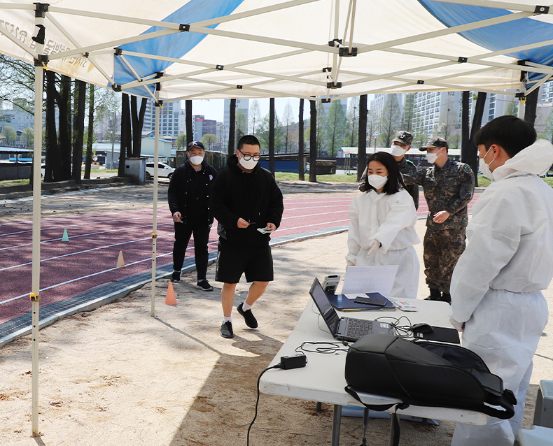 입영현장 방문 입영장정 격려 
                    육군 제31보병사단을 방문하여 최순건 사단
                    장과 업무 현안에 대한 간담회를 가지고 입영하는 장정을
                    격려했다.  
                  ( (4월 6일, 제31보병사단)
                  