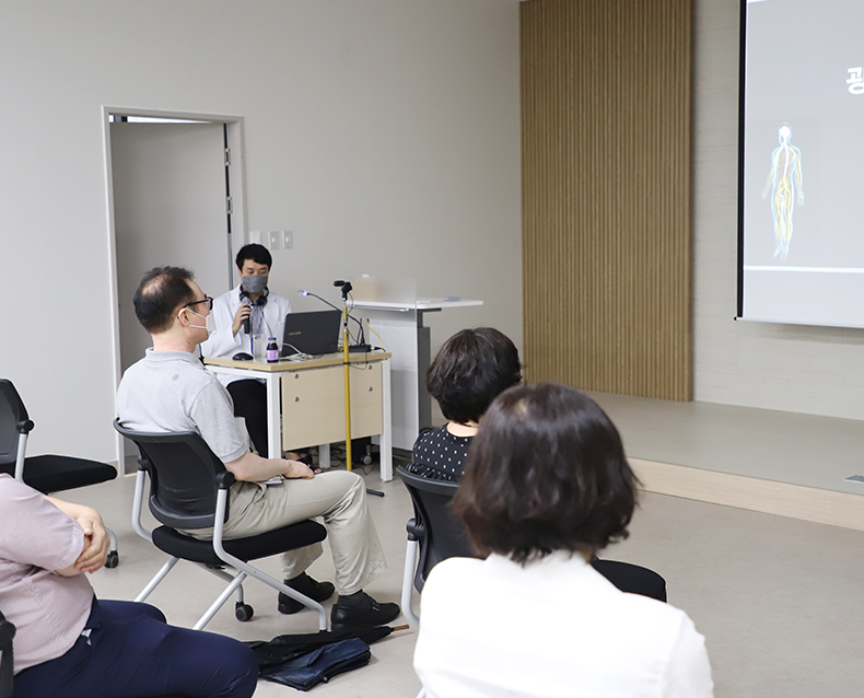 병역판정검사 전담의사와 함께하는 공부방  
                    신경외과 병역판정 전담의사를 강사로 모시고 
                    직원을 대상으로 디스크&뇌졸증에 대한 질병상식 
                    등 배움의 시간을 가졌다.
                    (8월 19일, 병역진로설계지원센터 병역진로정보실) 
                   