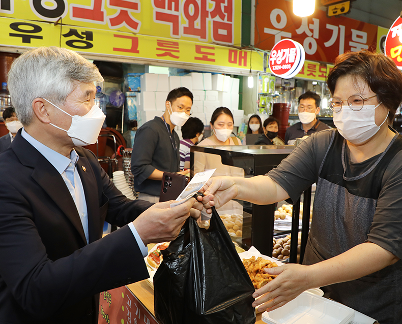 추석 맞이 소상공인 격려 및 복지시설 방문 
                    이기식 병무청장은 추석 명절을 맞이해 도마큰시장에서 지역상품을 구입하고 소상공인을 격려한 뒤, 평강의집(복지시설)을 방문해 기부물품을 전달했다. (9월 2일, 도마큰시장, 평강의집)
                   