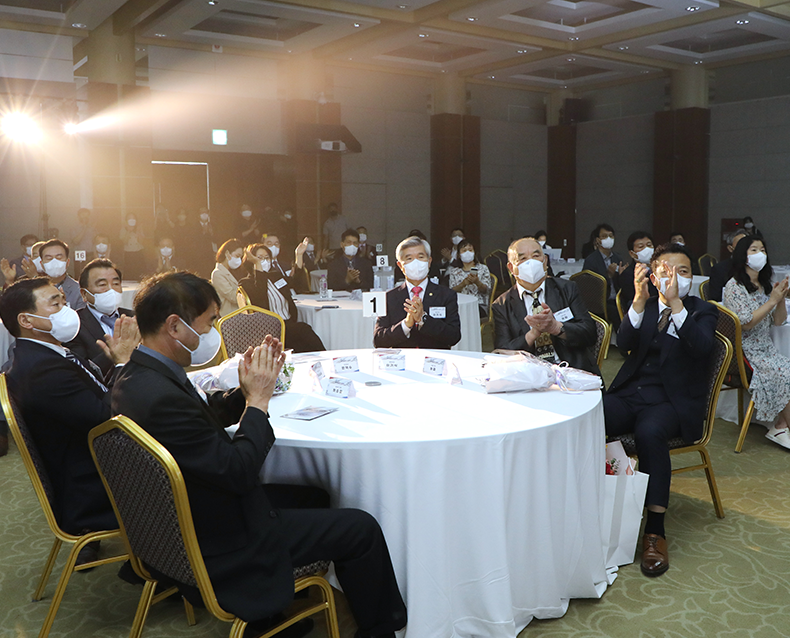 제19회 병역명문가 시상식
                    한덕수 국무총리와 이기식 병무청장은 백범김구기념관에서 열린 제19회 병역명문가 시상식에 참석, 병역명문가 수상자들과 함께 기념촬영을 했다. (9월 15일, 백범김구기념관)
                   