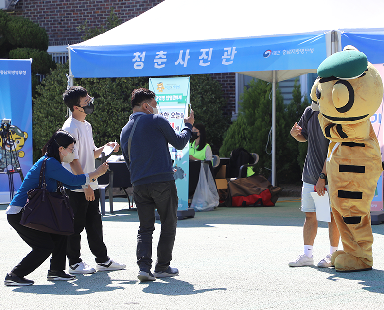 제32보병사단 입영문화제
                    제32보병사단 입영문화제에 참석한 입영자 및 가족들은 군생활에 대한 설명을 듣고 가족, 친구들과 함께 기념촬영을 했다. (9월 27일, 제32보병사단)
                   