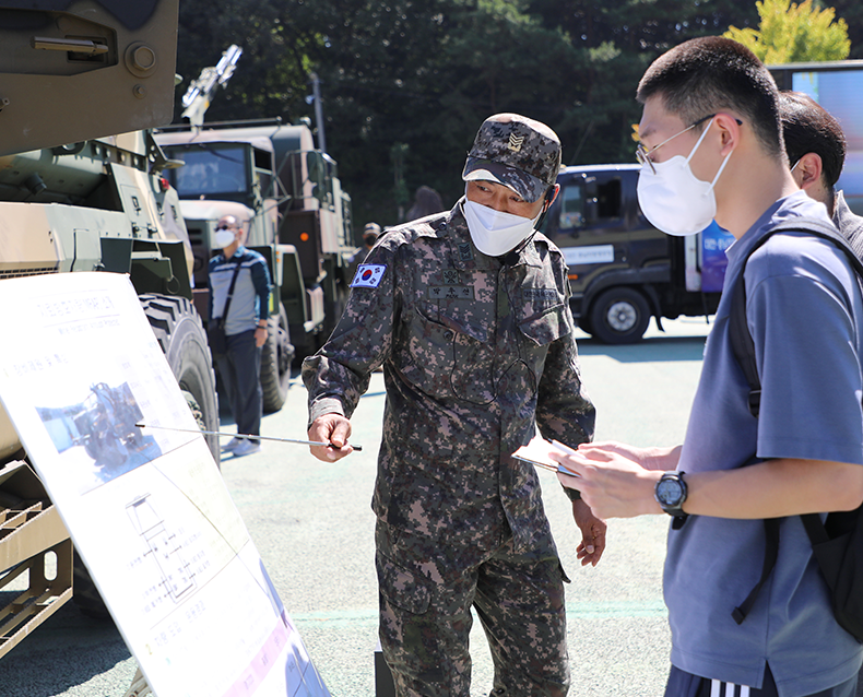 제32보병사단 입영문화제
                    제32보병사단 입영문화제에 참석한 입영자 및 가족들은 군생활에 대한 설명을 듣고 가족, 친구들과 함께 기념촬영을 했다. (9월 27일, 제32보병사단)
                   