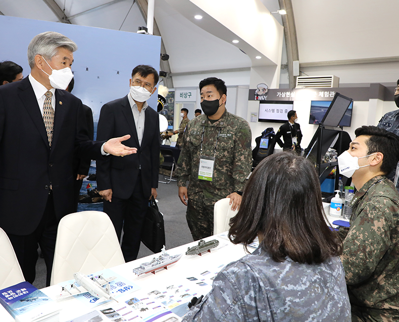 세계軍문화엑스포 
                    이기식 병무청장은 충남 계룡시에서 진행된 ‘계룡 세계軍문화엑스포’를 방문해 의무자를 격려하고, 군관계자와 이야기를 나누었다. (10월 11일, 계룡 세계軍문화엑스포)
                   