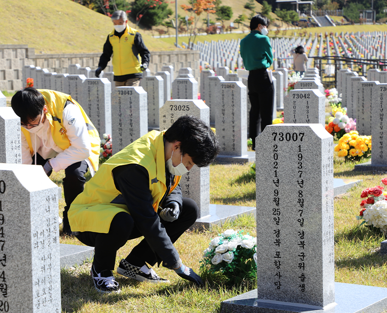 새내기 공무원, ‘나눔과 키움’ 현장학습
                    국립대전현충원에서 신규 직원들이 참여하는 봉사활동과 현장학습을 진행했다. (10월 19일, 국립대전현충원)
                   