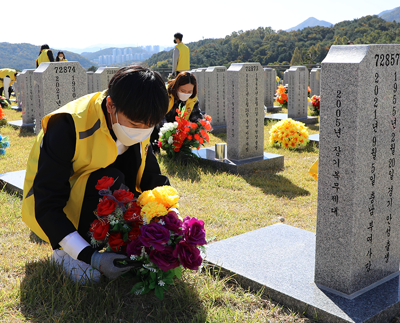 새내기 공무원, ‘나눔과 키움’ 현장학습
                    국립대전현충원에서 신규 직원들이 참여하는 봉사활동과 현장학습을 진행했다. (10월 19일, 국립대전현충원)
                   