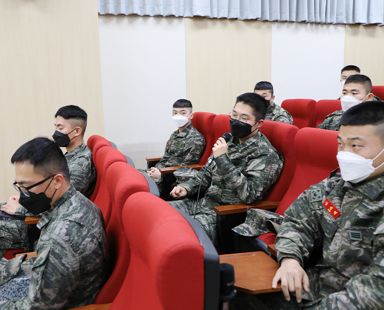 병역이행 응원메시지 전달 및 장병 격려
                    이기식 병무청장은 해병대 2사단을 방문하여 병역이행 응원메시지를 전달하고 취업맞춤특기병으로 복무중인 병사를 격려했다. (12월 13일, 해병대2사단 및 전차대대)
                   