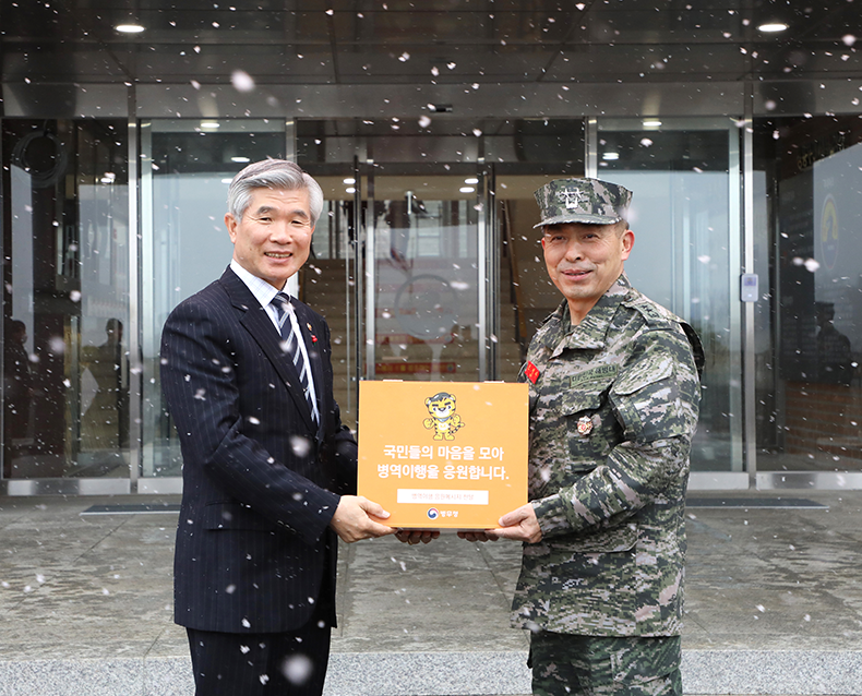 병역이행 응원메시지 전달 및 장병 격려
                    이기식 병무청장은 해병대 2사단을 방문하여 병역이행 응원메시지를 전달하고 취업맞춤특기병으로 복무중인 병사를 격려했다. (12월 13일, 해병대2사단 및 전차대대)
                   