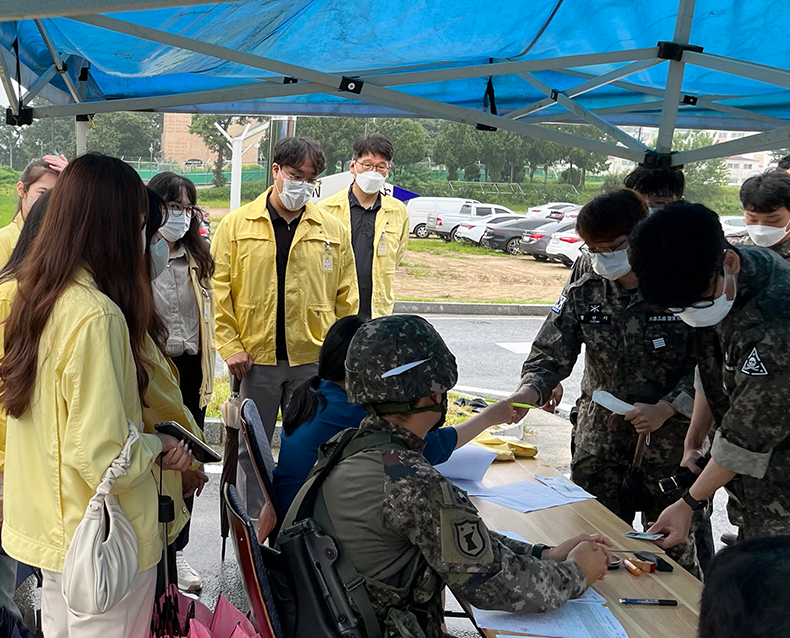 새내기 직원 첫 을지연습 실제훈련 
                    32사단과 협조하여 새내기 직원들의 전시 임무 숙지 등 전시 대응능력 향상을 위한 체험형 교육을 통한 실제훈련을 실시했다. (8월 23일, 32사단) 
                   