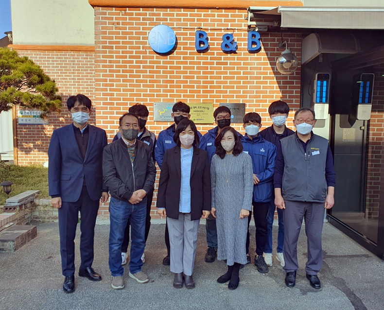 병역지정업체 방문, 산업기능요원 격려 
                    병역지정업체 (주)비앤비컴퍼니를 방문하여, 산업현장에서 성실하게 병역을 이행중인 산업기능요원을 격려하고 애로사항을 청취했다. (11월 23일, ㈜비앤비컴퍼니)
                   