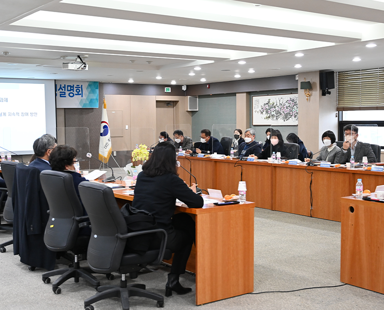정책자문위원회 개최
                    청사 대회의실에서 2022년 정책자문위원회를 개최하고, ‘병역진로설계지원센터 운영 활성화 방안’ 등 병무청책 발전방안에 대해 토의했다. (12월 15일, 청사 대회의실)
                   
