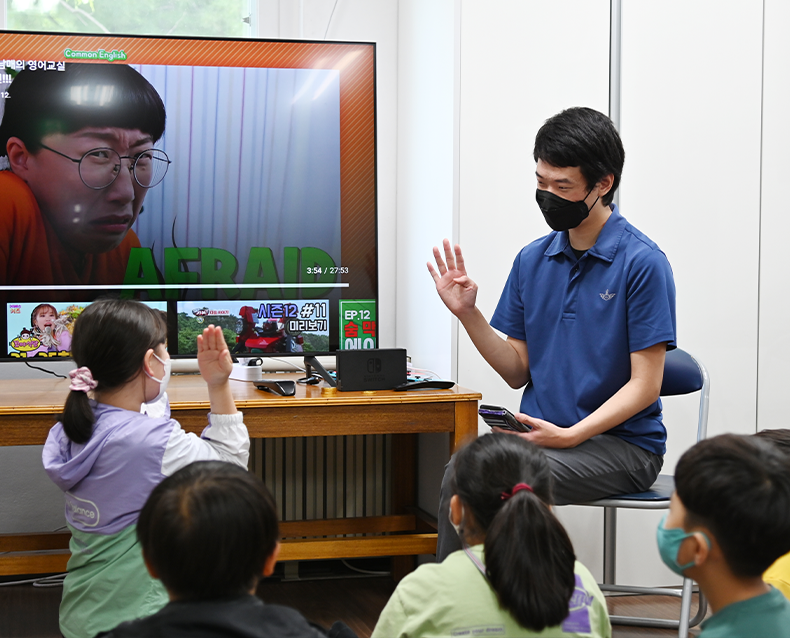 모범 사회복무요원 격려
                    지역아동센터에서 복무 중 방과 후 학습 돌봄 활동을 지원하면서 본인의 영어·그림 등 재능을 기부해 귀감이 되고 있는 사회복무요원을 찾아 격려했다. (6월 17일, 춘천시 퇴계푸름이 지역아동센터)
                   