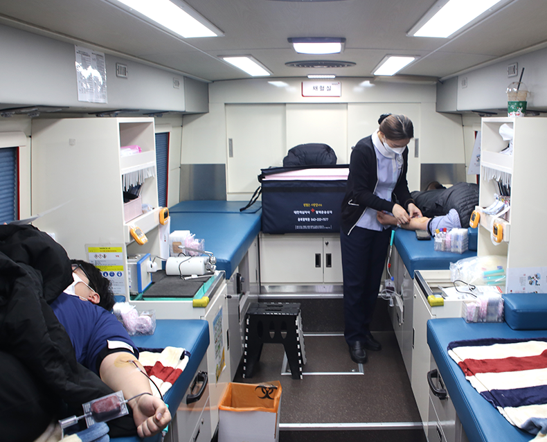 사랑의 헌혈 운동 참여
                    직원들이 사랑의 헌혈에 적극 참여하여 생명 나눔 봉사를 실천했다. (1월 6일, 충북지방병무청)
                   