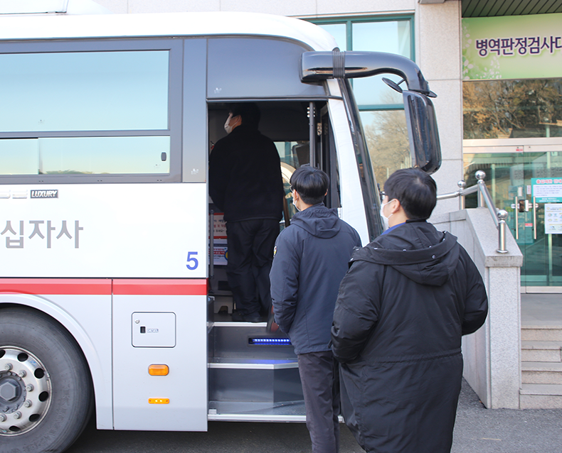 사랑의 헌혈 운동 참여
                    직원들이 사랑의 헌혈에 적극 참여하여 생명 나눔 봉사를 실천했다. (1월 6일, 충북지방병무청)
                   