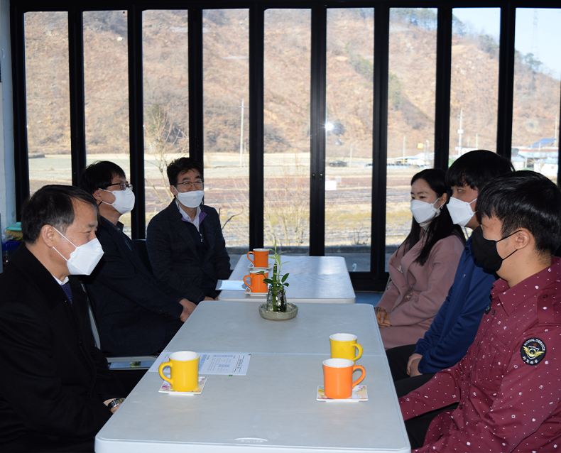 명절맞이 복지시설 방문
                    설 명절을 맞아 사랑숲노인요양원을 방문하고 위문품을 전달했다. (1월 28일, 사랑숲노인요양원)
                   