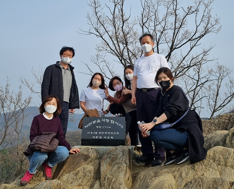 식목일 기념 행사
                    식목일을 맞아, 묘목 심기 행사를 진행하고, 기린봉을 방문하여 숲의 소중함을 깨닫는 시간을 가졌다. (4월 5일, 전주 기린봉) 
                   