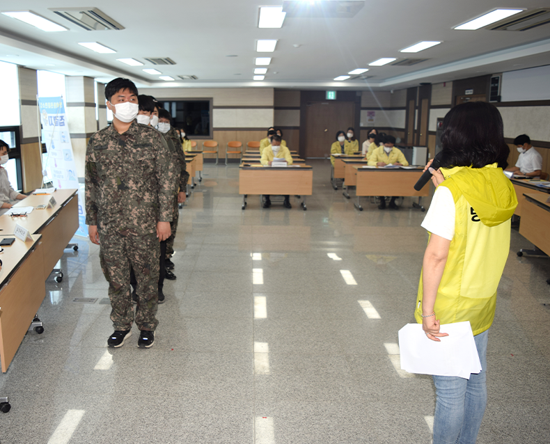 병력동원훈련 소집 대비 위기대응 연습
                    병력 동원훈련 소집시 발생할  수 있는 위기 상황을 대비하기 위한 연습시간을 가졌다. (6월 13일, 회의실)
                   