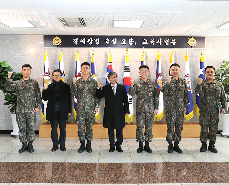 병역이행 응원메시지 전달
                    병역의무 이행 응원 메시지와 위문품을 전달하고 장병들을 격려하는 시간을 가졌다. (12월 22일, 해군교육사령부)
                   