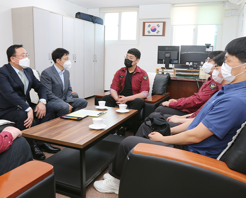 거제애광학교 방문 사회복무요원 격려
                    경남지역 특수학교를 방문해 복무기관장과 환담하고 복무 중인 사회복무요원들을 격려했다. (4월 28일, 거제애광학교)
                   