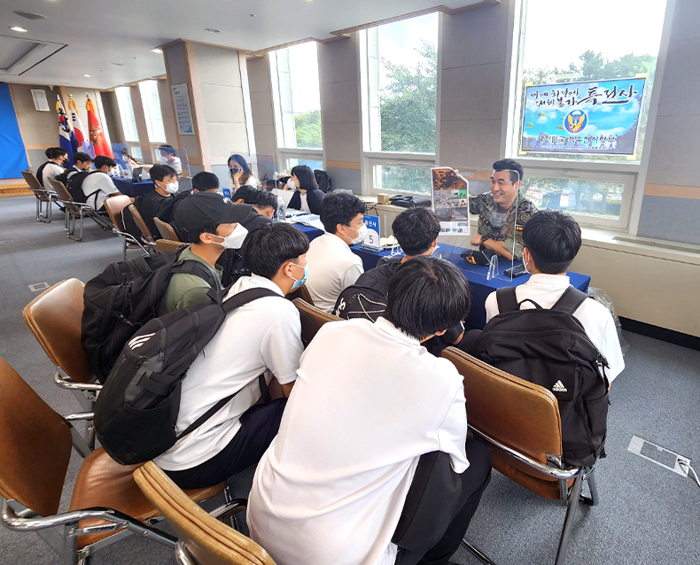 「청춘디딤돌 병역진로설계」 서비스 
                    군부대와 도내 유관기관과 협업하여 직업선호도 검사로 군사특기 찾기, 1:1 맞춤 상담, 체험 프로그램 등 맞춤형 병역진로설계 서비스를 실시했다. (3월 16일~4월 5일, 9월 15일~23일,  대회의실)
                    