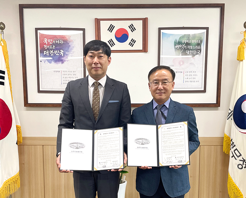 병역명문가 예우 협약 체결
                    호텔샬롬제주와 병역명문가 예우 협약을 체결했다. (5월 30일, 청장실)
                   