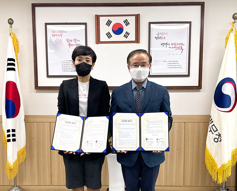 제주시진로교육지원센터 ‘꿈팡’과 업무협약 
                    제주시 진로교육지원센터 ‘꿈팡’과 병역진로설계 프로그램 운영을 위한 업무 협약을 체결했다. (9월 5일, 청장실)
                   