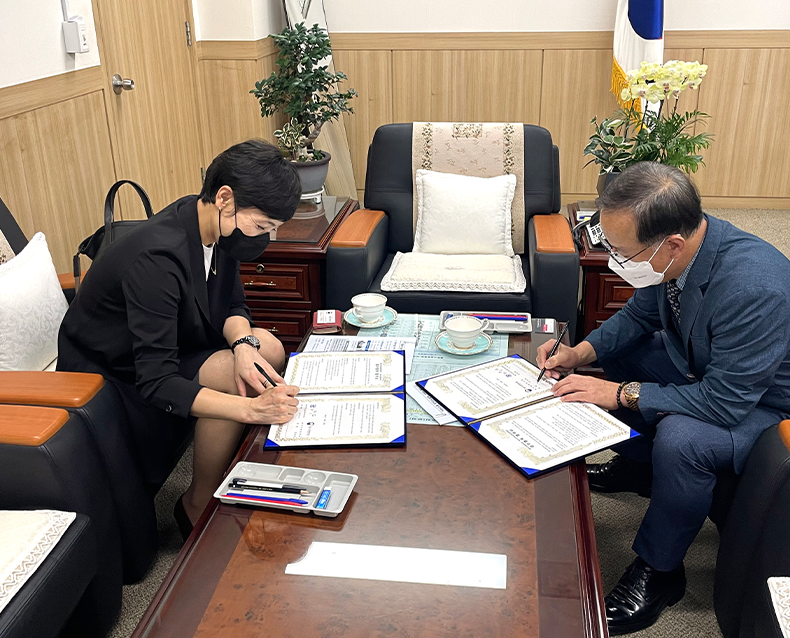 제주시진로교육지원센터 ‘꿈팡’과 업무협약 
                    제주시 진로교육지원센터 ‘꿈팡’과 병역진로설계 프로그램 운영을 위한 업무 협약을 체결했다. (9월 5일, 청장실)
                   